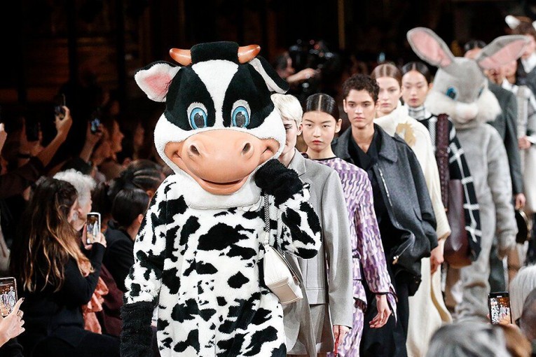 Kožešiny na molo nepatří - Stella McCartney na Pařížském týdnu módy vyjádřila svůj názor na kožešinový průmysl