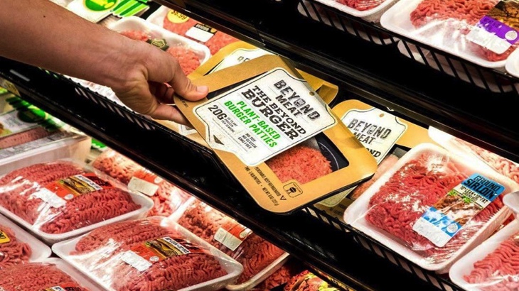 Veganský burger v supermarketu předčil v prodeji hovězí